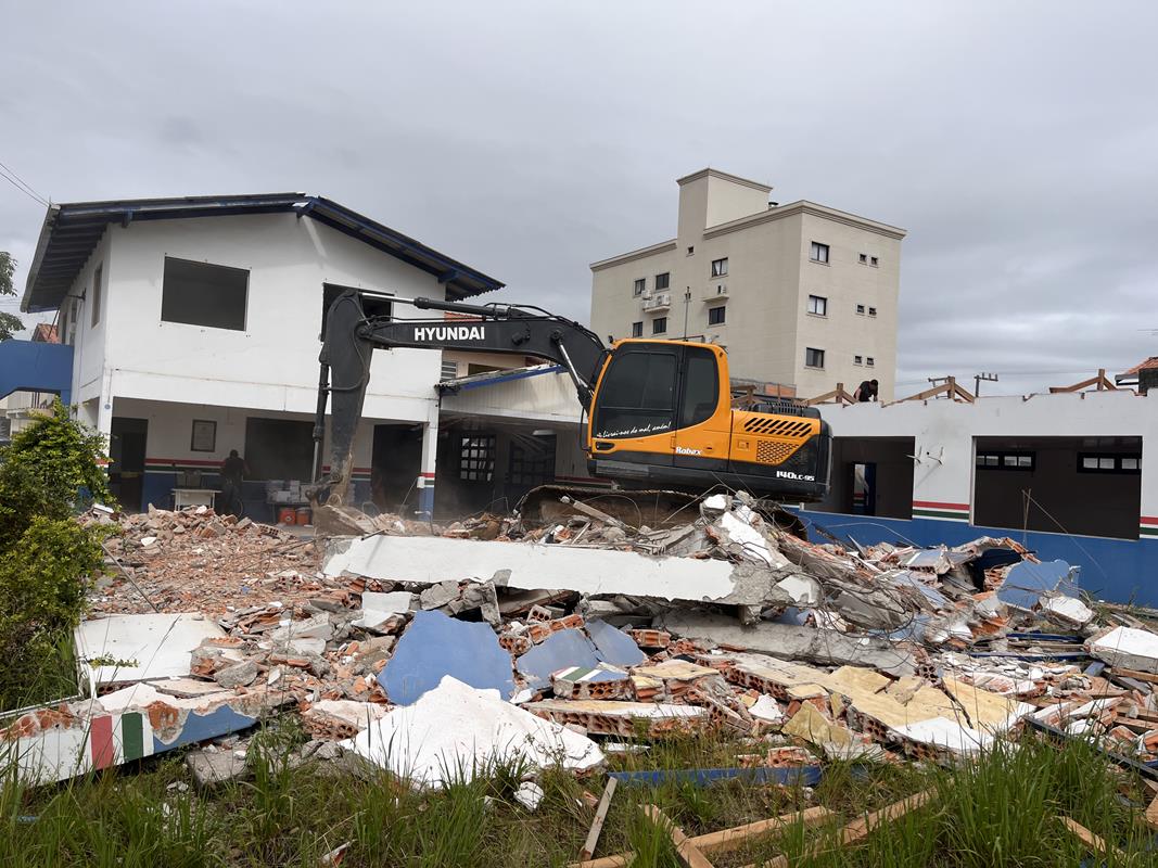 PORTO BELO - Porto Belo inicia a demolição da Escola Catarina Benedita Guerreiro e abre espaço para nova Unidade Escolar