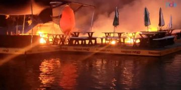 Bar flutuante no Caixa d'Aço, em Porto Belo, é completamente destruído por incêndio - Corpo de Bombeiros/Reprodução