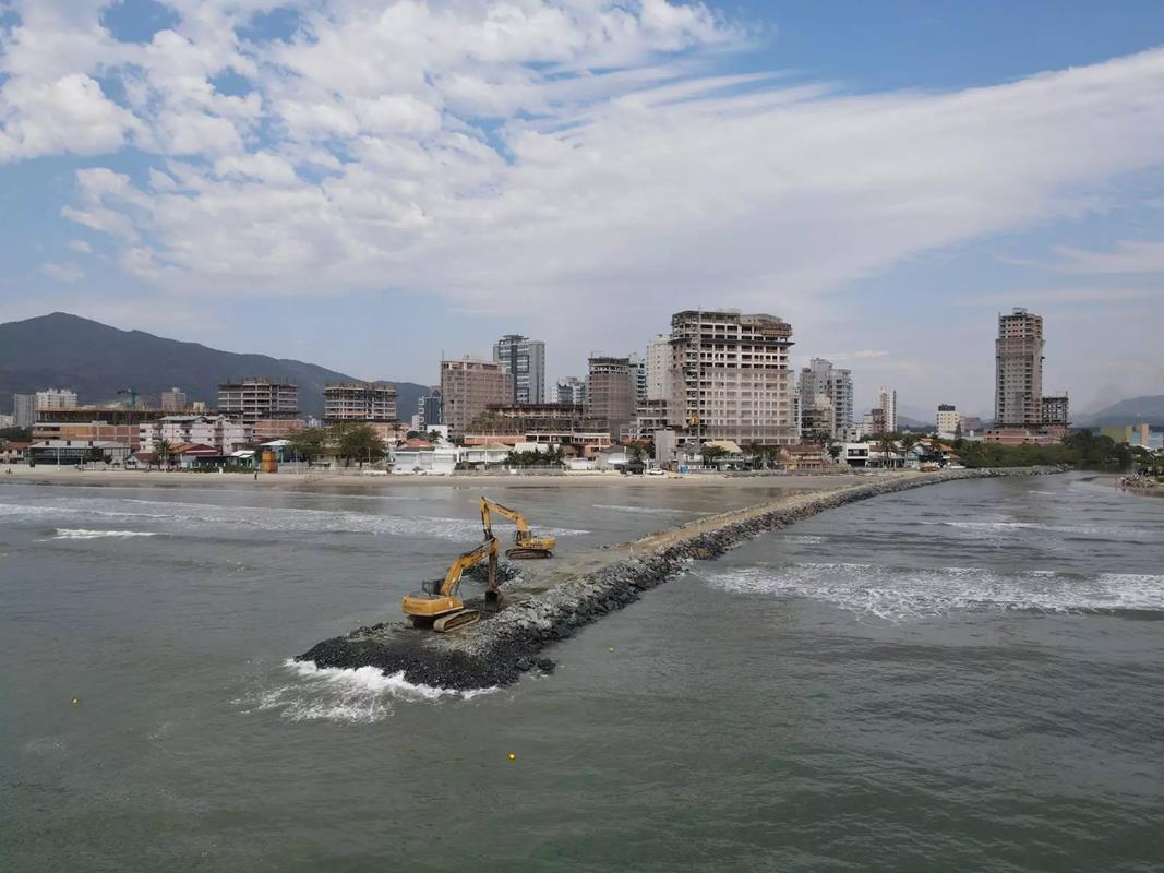 Construção dos molhes do rio Perequê iniciou em junho de 2023 – Foto: Arkidá/Reprodução/ND