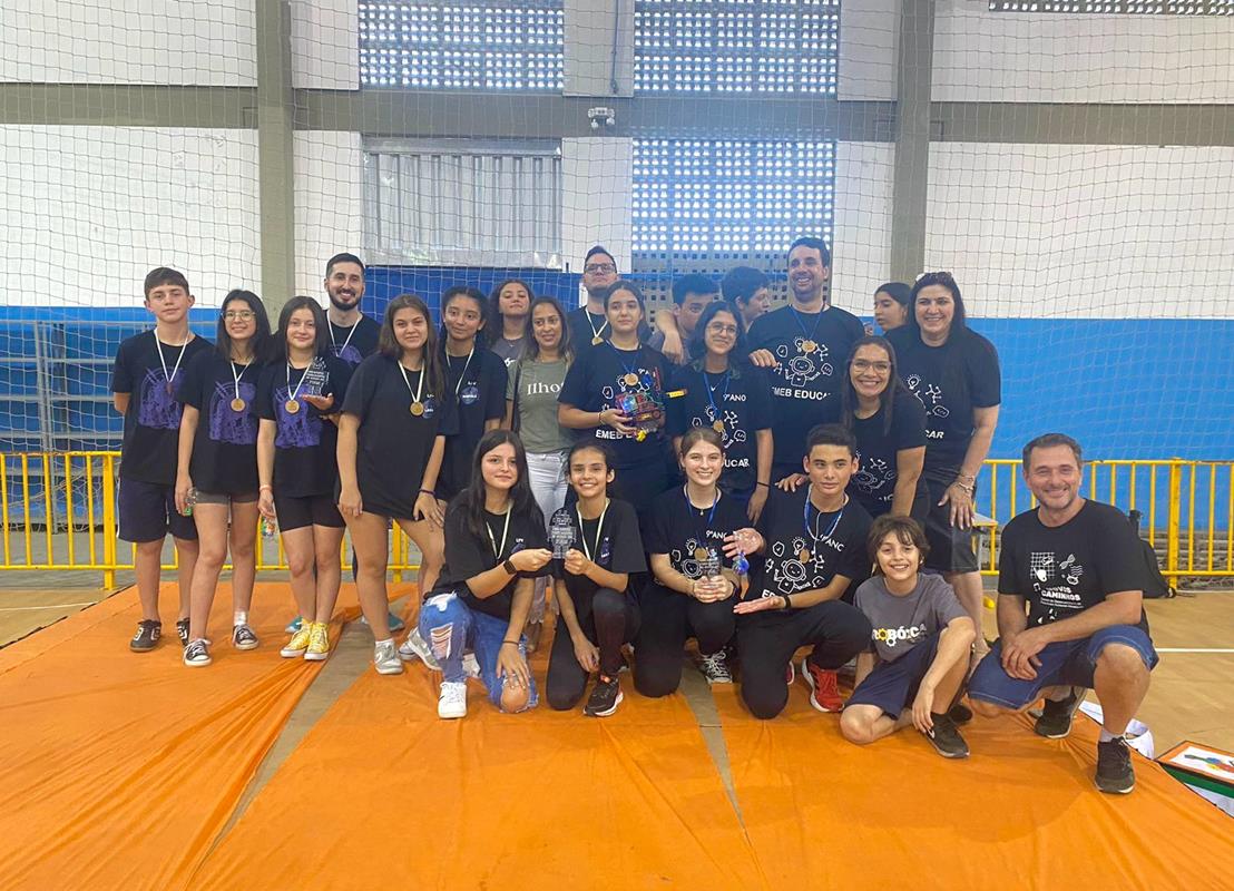 Vencedores do I Torneio de Robótica recebem troféu e medalha