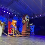 Chegada do Papai Noel e espetáculo 'A Bela e a Fera' leva grande público à Praça da Paz de Itapema