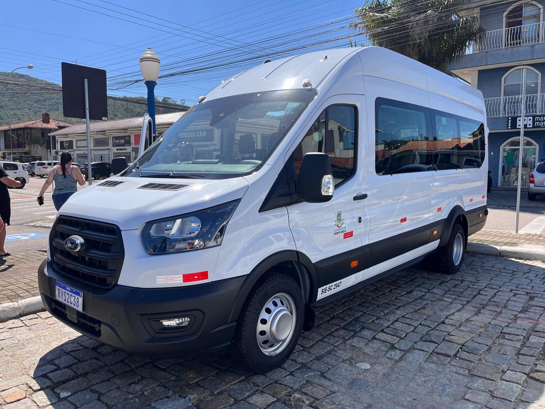 PORTO BELO - Porto Belo realiza a entrega de um veículo Van para a Secretaria de Educação