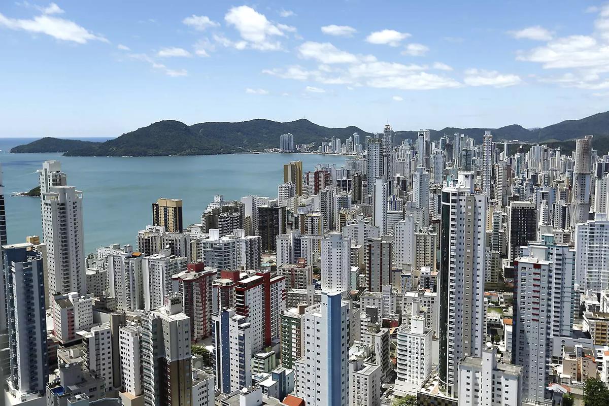 Santa Catarina lidera o topo da lista das 50 cidades brasileiras com a maior valorização de imóveis em novembro, segundo o Índice FipeZap divulgado nesta terça-feira (5). Ao todo, quatro das seis primeiras posições pertencem a municípios catarinenses.