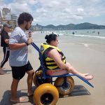 Banho de mar com acessibilidade: Projeto Vida na Praia inicia temporada 2023/2024 neste sábado (09/12) em Itapema
