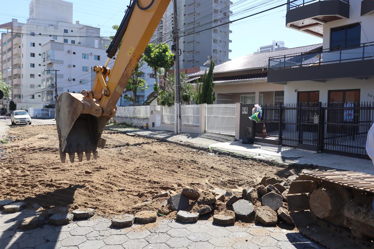 PORTO BELO - Porto Belo dá início às obras da Rua Rubens Alves