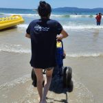 Banho de mar com acessibilidade: Projeto Vida na Praia segue até março com atividades gratuitas em Itapema (SC)