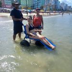 Banho de mar com acessibilidade: Projeto Vida na Praia segue até março com atividades gratuitas em Itapema (SC)