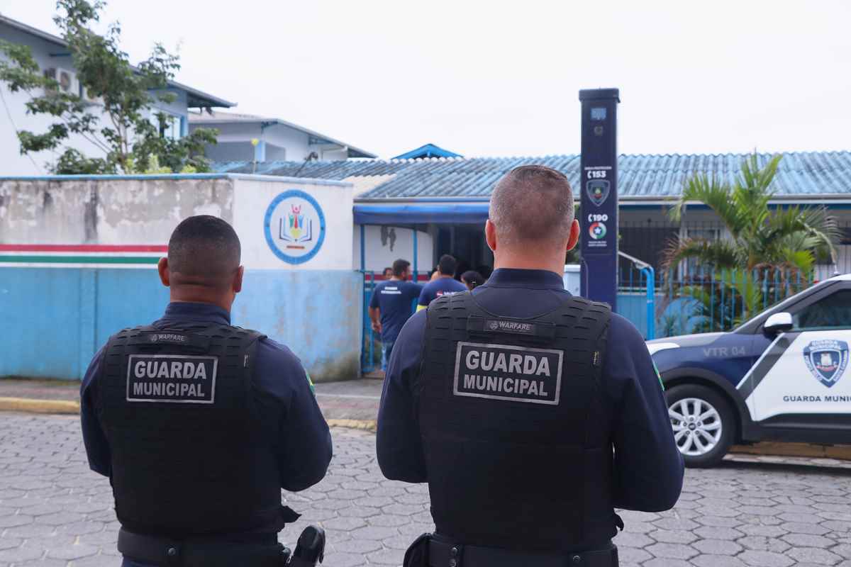 PORTO BELO - Porto Belo mantém Guarda Municipal atuando em horários de entrada e saída de alunos em frente às Escolas Municipais