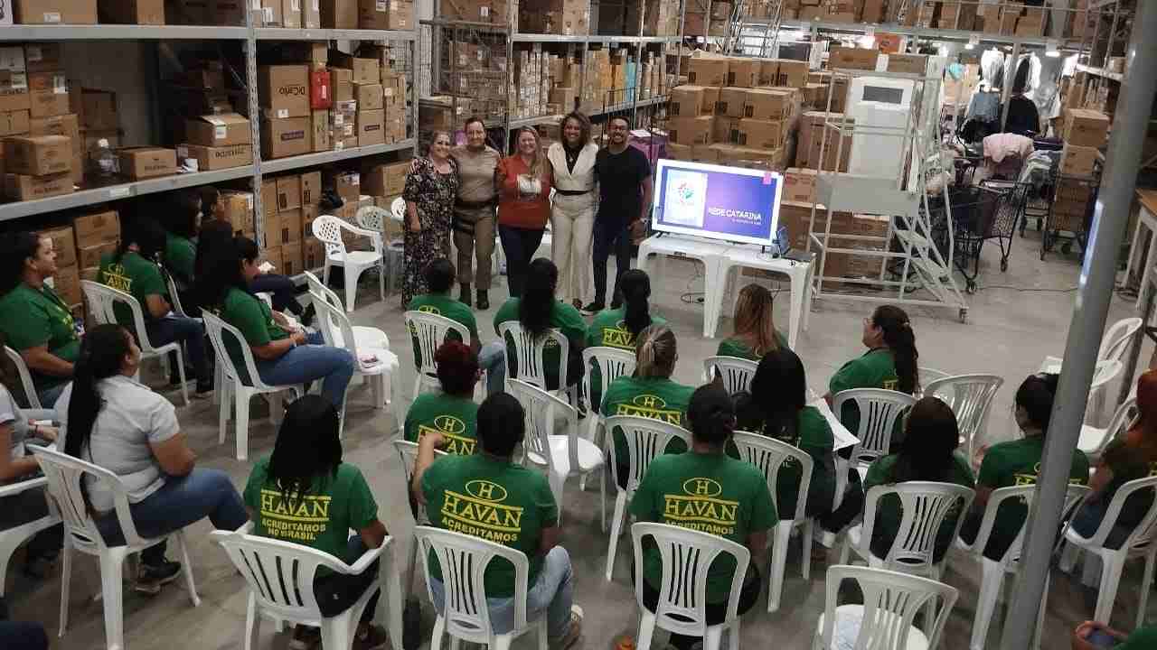 PORTO BELO - Governo de Porto Belo e Polícia Militar realizam palestra às servidoras da Loja Havan em Ação de Conscientização no Mês da Mulher