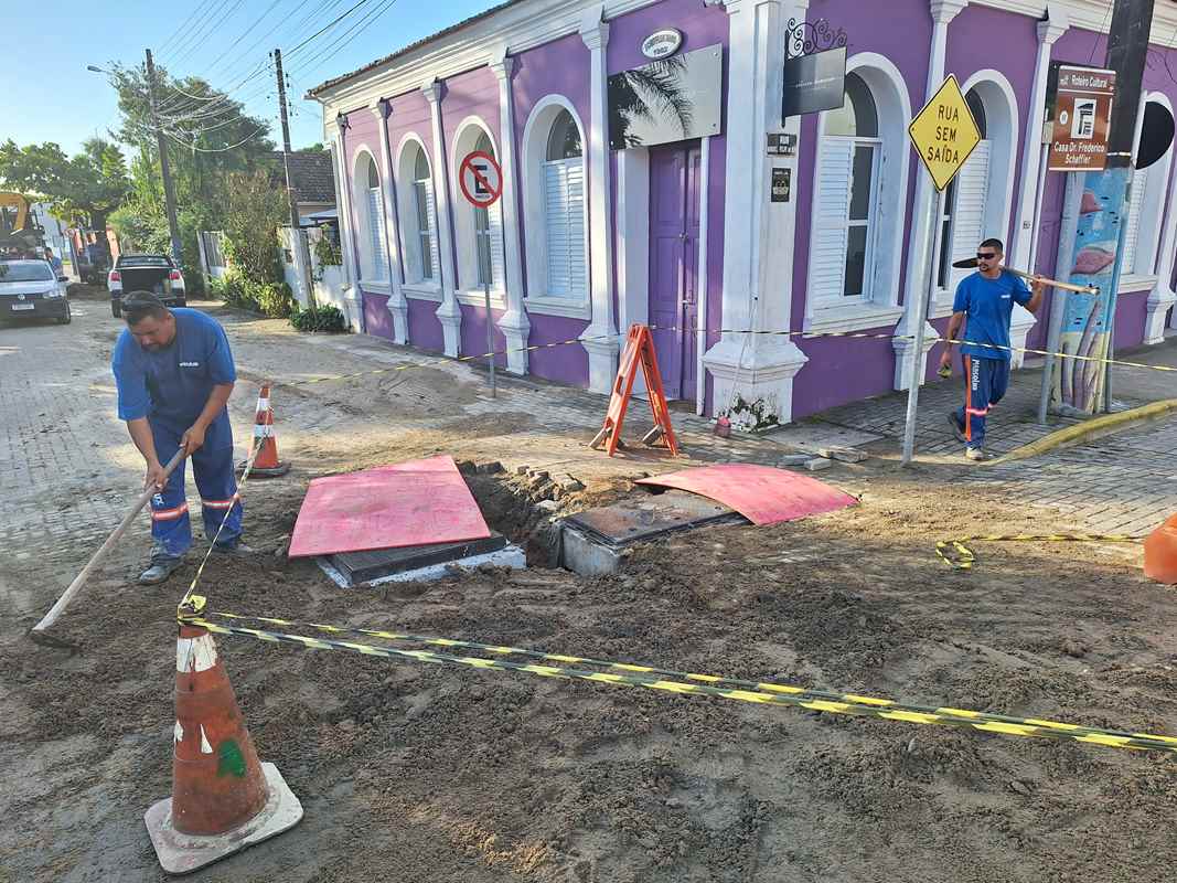 PORTO BELO - Porto Belo inicia instalação da nova infraestrutura elétrica subterrânea na Praça da Bandeira