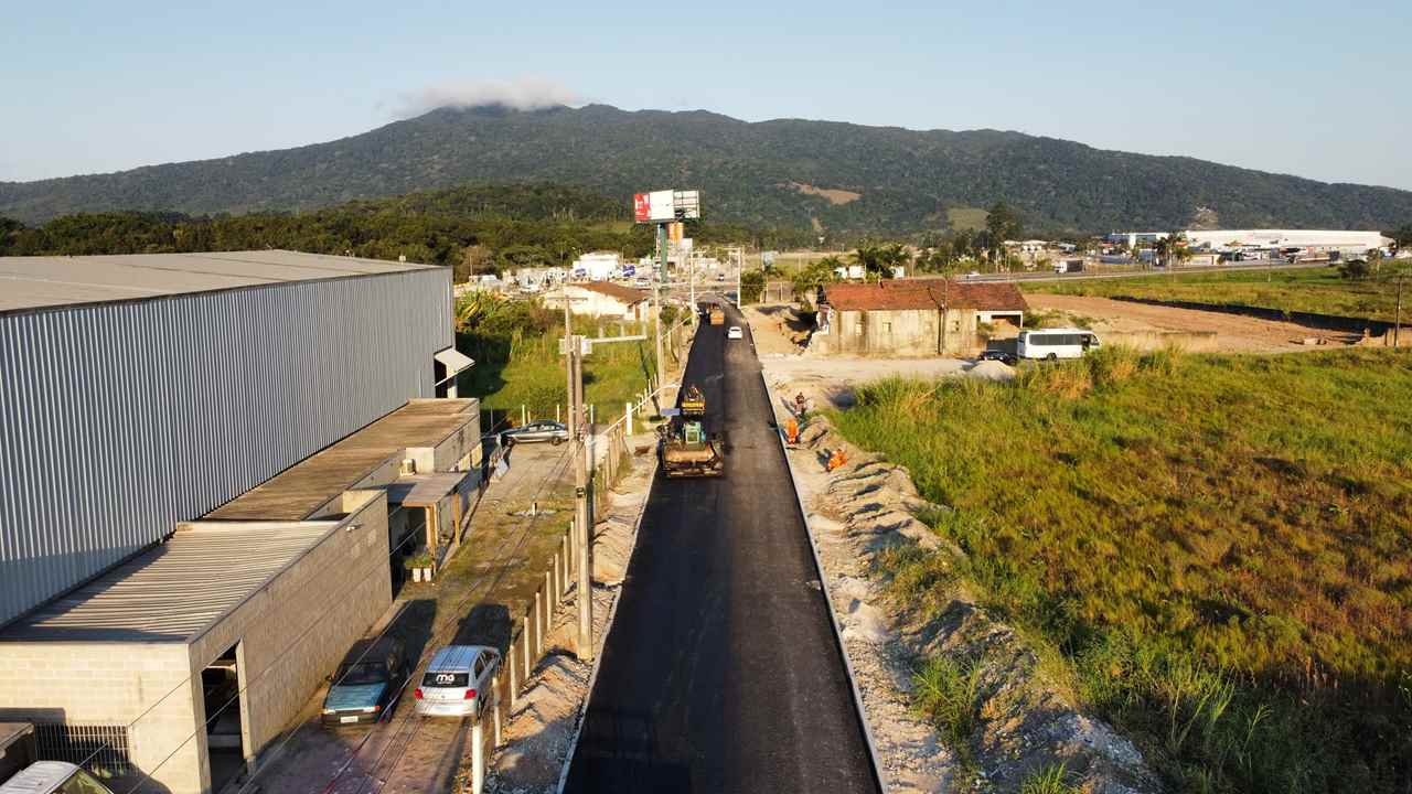 PORTO BELO - Porto Belo inicia obra de pavimentação asfáltica na rua Aliatar Silva