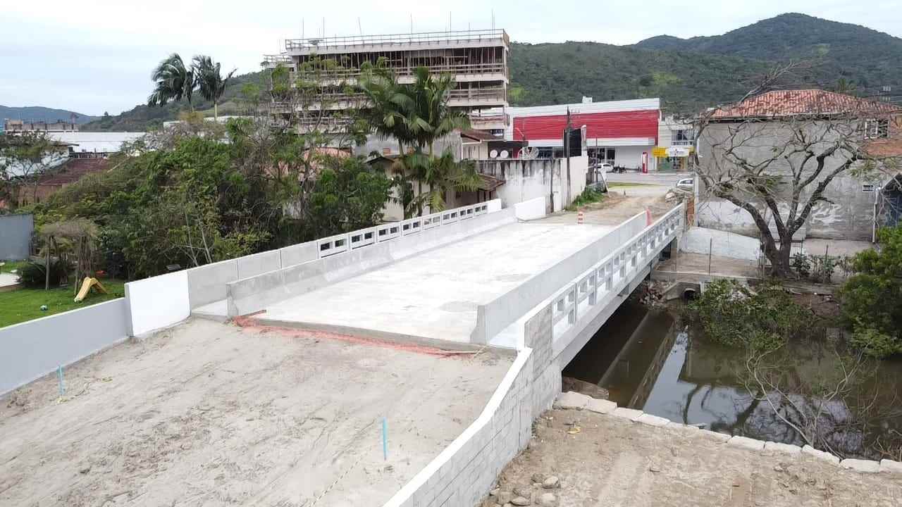 PORTO BELO - Obras da ponte sobre o Rio Perequezinho estão em andamento