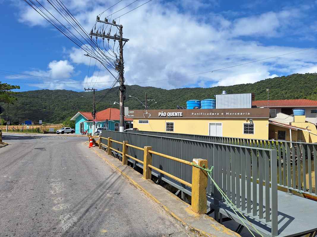 PORTO BELO - Porto Belo instala passarela metálica sobre o Rio Santa Luzia