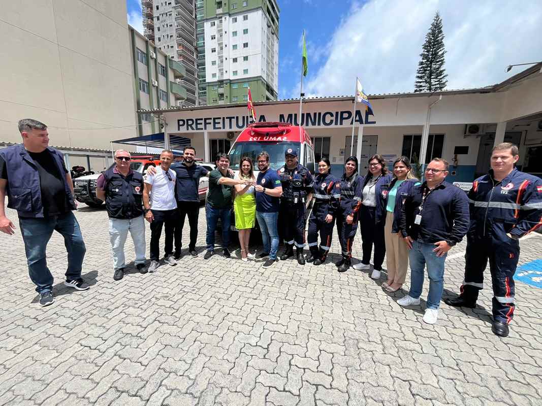 Prefeita de Itapema Nilza Simas entrega Ambulância de Suporte Avançado para o SAMU