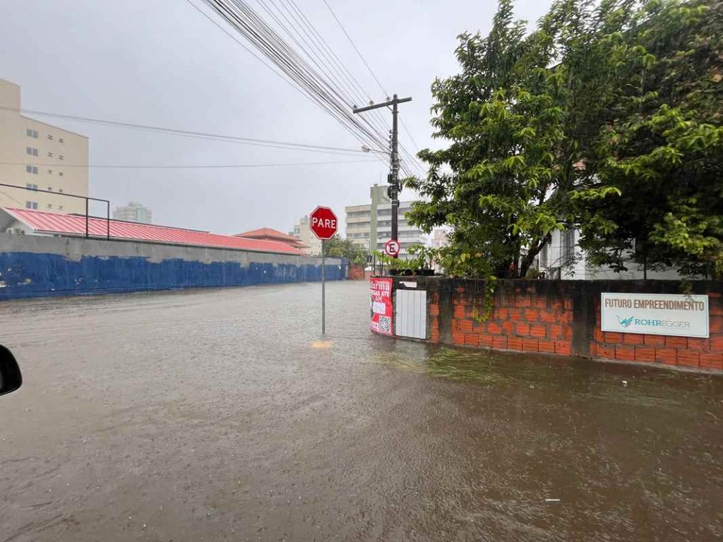 PORTO BELO - Porto Belo está em estado de alerta em relação às fortes chuvas