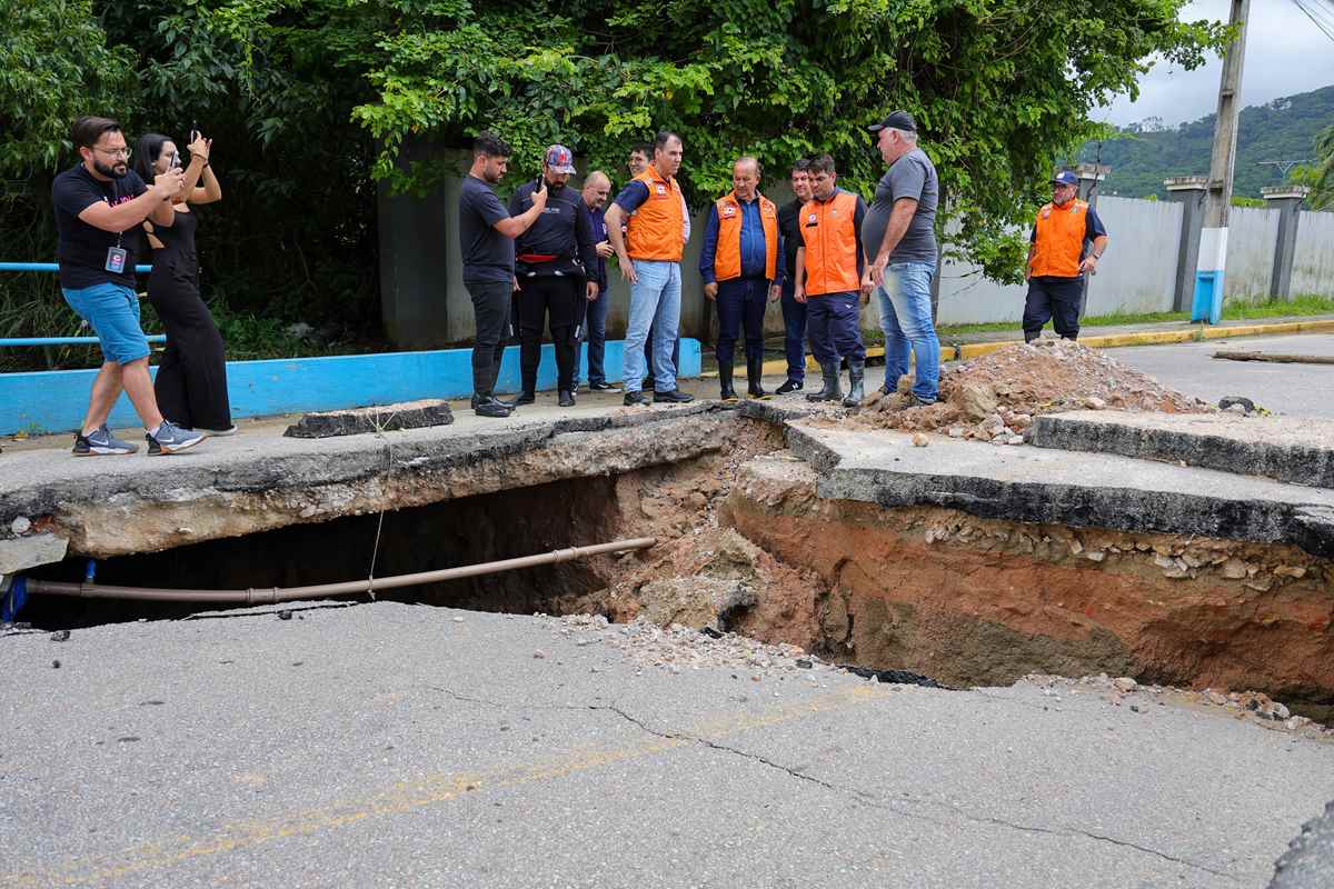 Governador Jorginho Mello acompanha de perto os estragos causados pelas chuvas em Itapema e reforça apoio à reconstrução