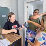 Instituições de Itapema recebem abafadores para auxiliar atendimentos de pessoas com sensibilidade auditiva
