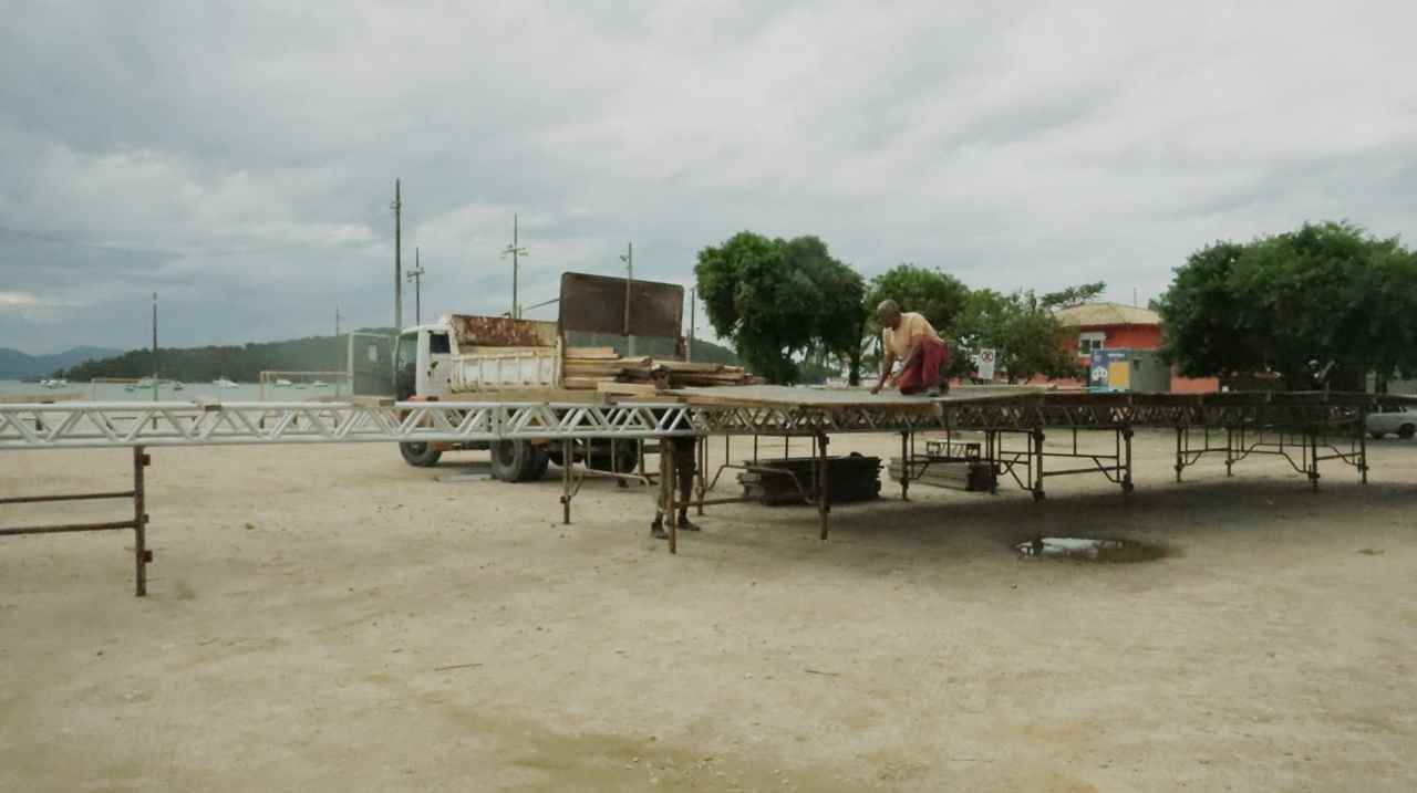 PORTO BELO - Porto Belo inicia montagem do palco para tradicional encenação da Paixão de Cristo