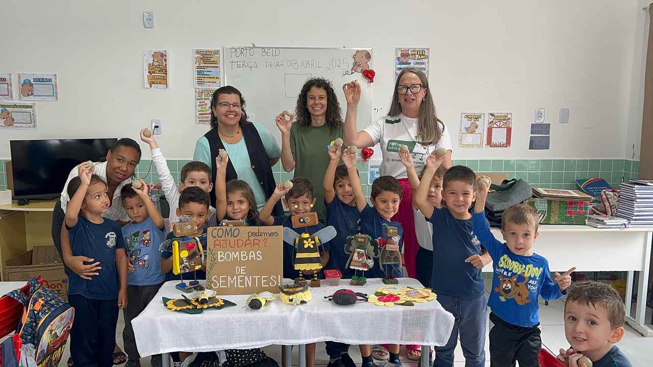 PORTO BELO - Alunos do NDI Lauro Prado participam de oficina educativa sobre apicultura e preservação ambiental