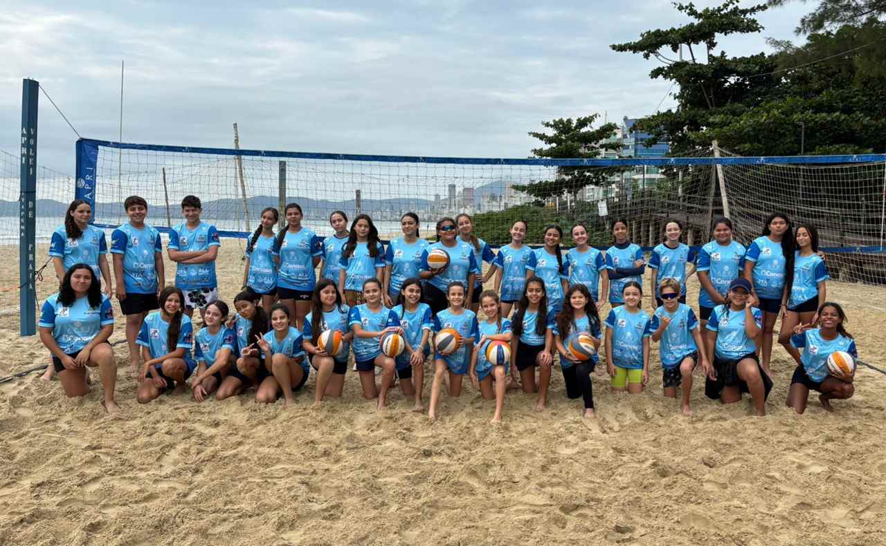 1º Festival de Vôlei de Praia reúne atletas mirins para entrega de uniformes