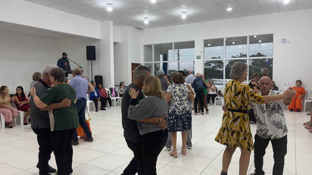 Bailes movimentam as tardes da Secretaria da Pessoa Idosa