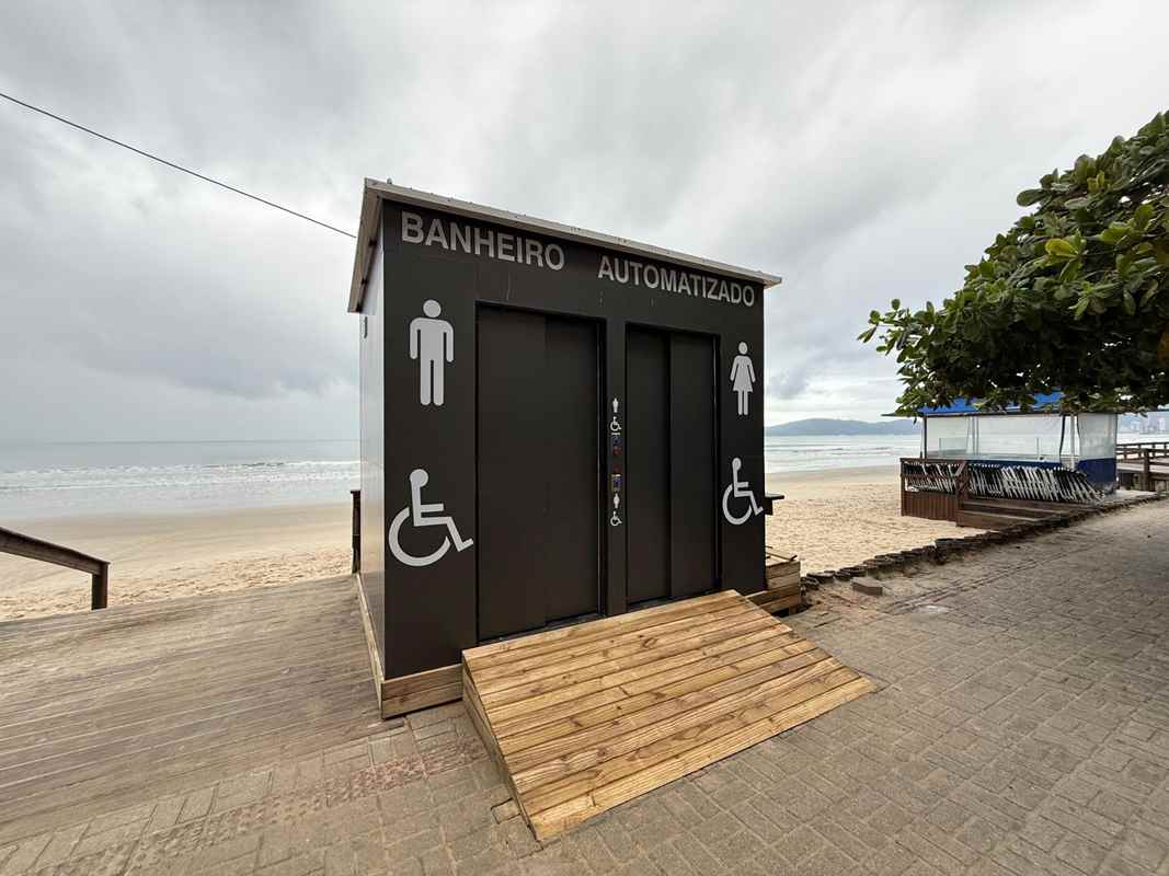 Banheiro público autolimpante entra em funcionamento na Meia Praia