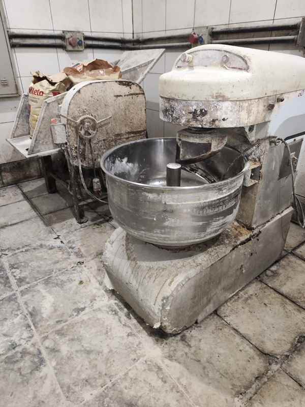 Vigilância Sanitária fecha fábrica clandestina de pães e gelo
