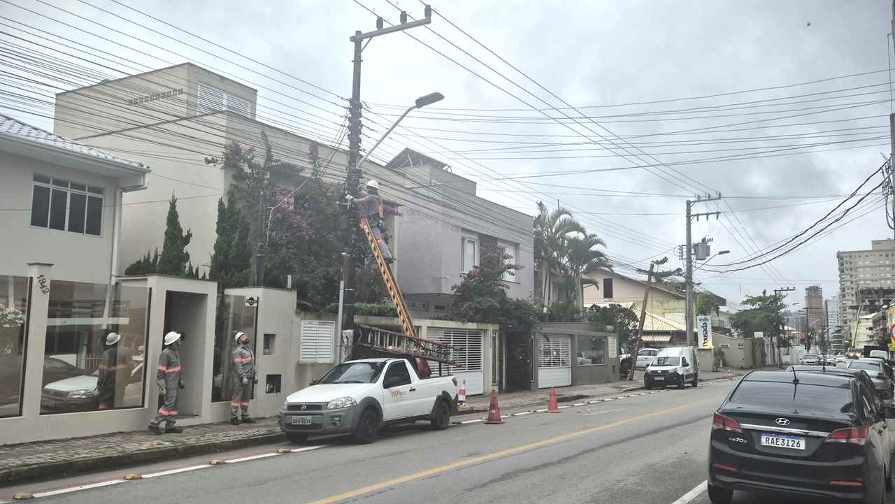 PORTO BELO - Porto Belo realiza retirada de fios soltos no Balneário Perequê