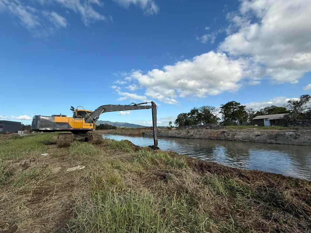 Realização do desassoreamento para prevenção de enchentes e melhora na qualidade da água