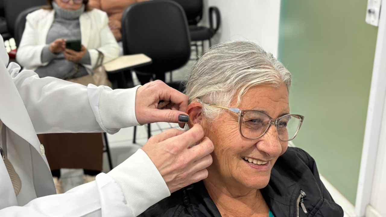 Entrega de aparelhos auditivos beneficia 71 pacientes pelo SUS em Itapema