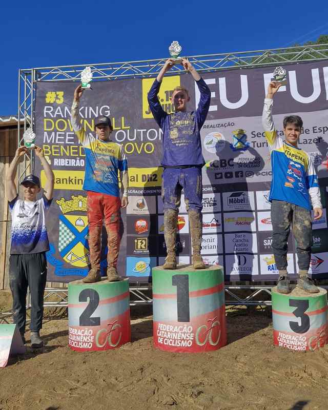 Equipe Pedala Itapema se destaca em prova de downhill marcada pela lama