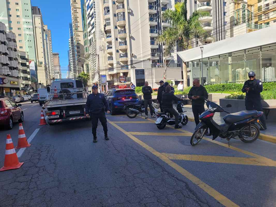 Operação de trânsito combate escapamentos irregulares e poluição sonora em Itapema