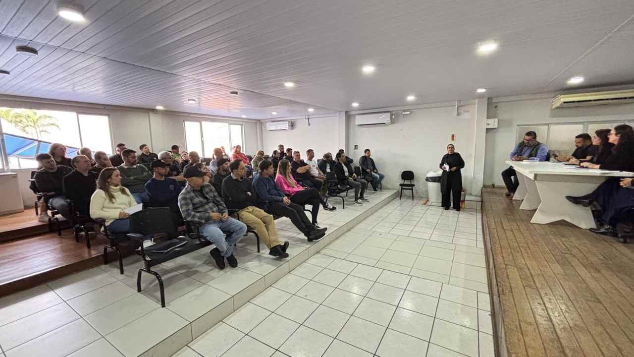 Prefeitura de Itapema realiza reunião de orientação com bares e restaurantes sobre fiscalização sanitária e gestão de resíduos