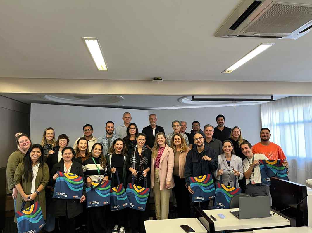 Secretaria de Turismo representa Itapema em evento regional e apresenta nova marca do município