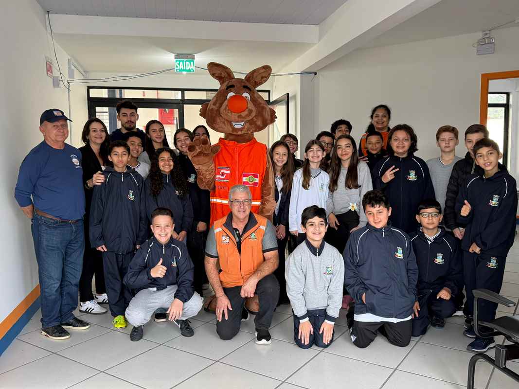 Defesa Civil de Itapema promove ação educativa com alunos da Escola Joaquim Vicente