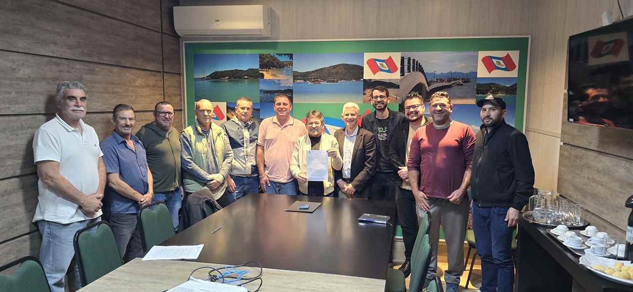 Governo de Porto Belo firma contrato para uso de campo de futebol no bairro Vila Nova