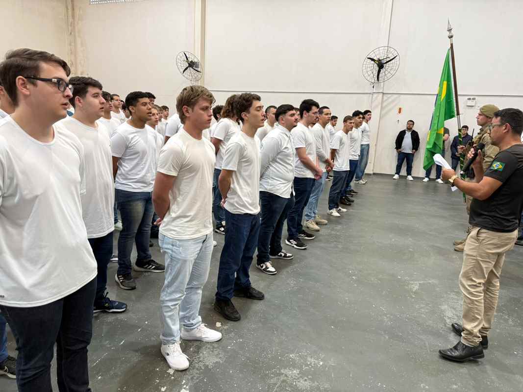 Jovens participam de Juramento à Bandeira e Dispensa Militar