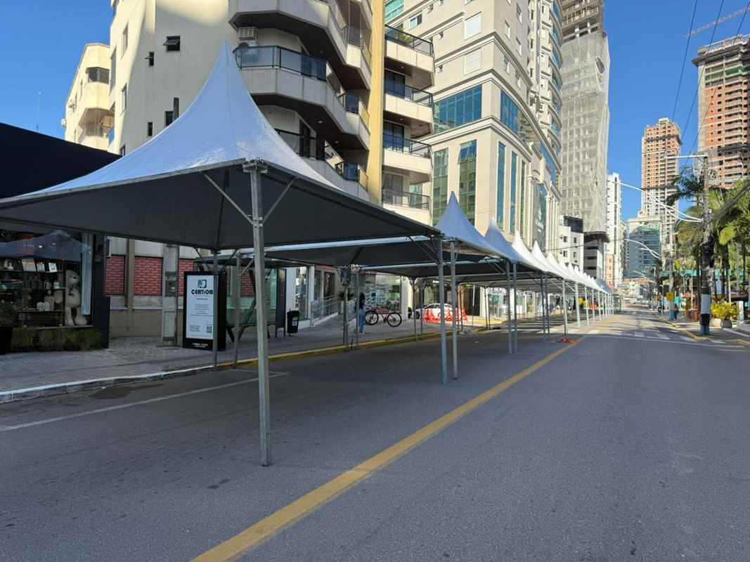 Montagem da estrutura do Arraiá Solidário já começou na Praça da Paz