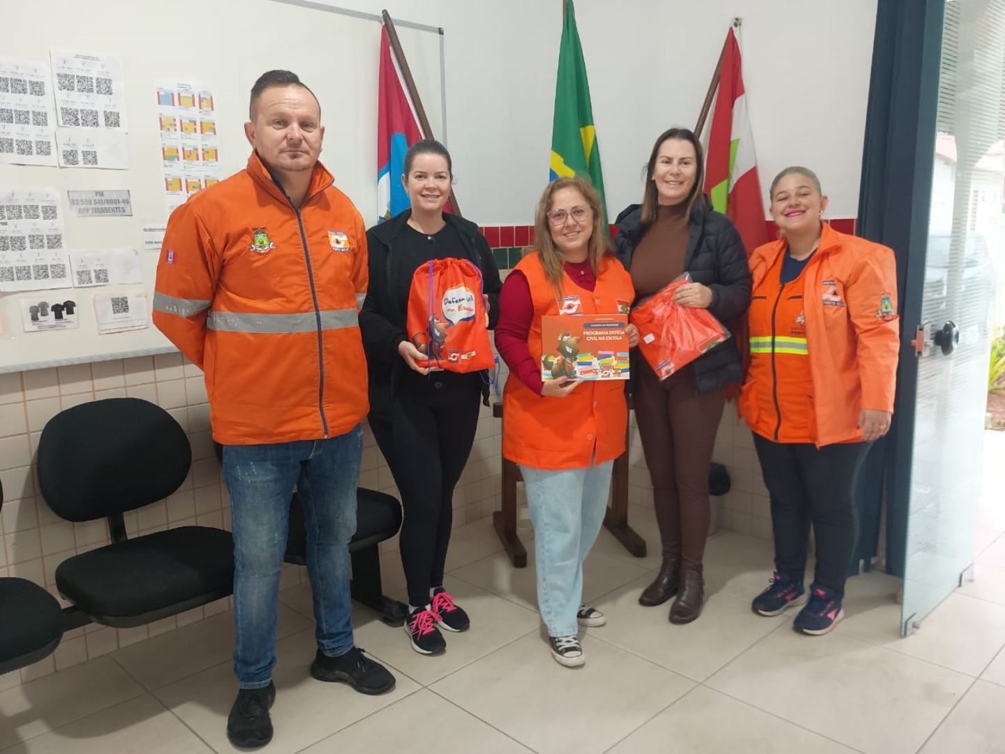 Defesa Civil de Porto Belo entrega kits em escolas como parte do Programa Estadual de Proteção e Defesa Civil