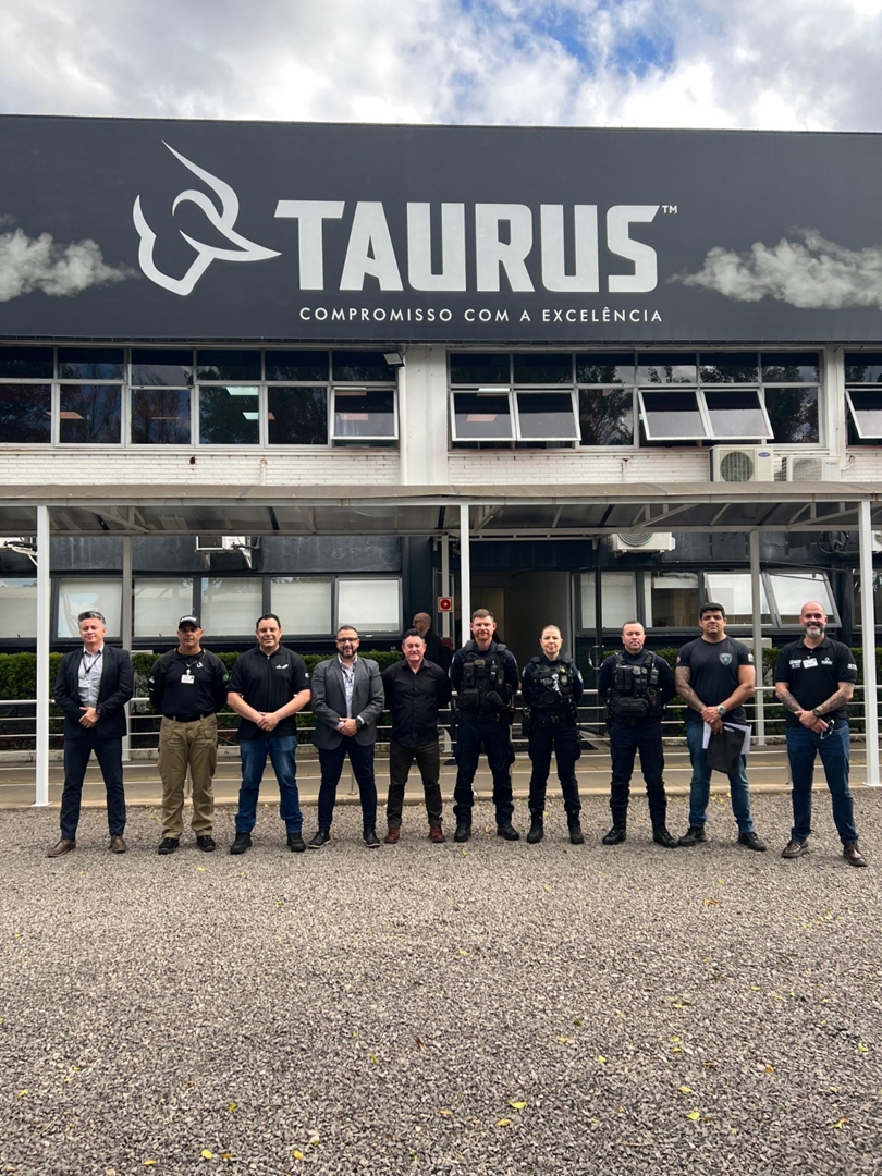 Guarda Municipal de Itapema amplia qualificação com visita à fábrica da Taurus Armas