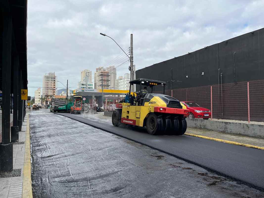 Rua 246C recebe novo asfalto e terá faixas elevadas