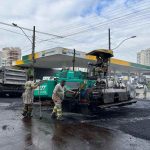 Rua 246C recebe novo asfalto e terá faixas elevadas