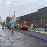 Rua 246C recebe novo asfalto e terá faixas elevadas