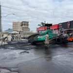Rua 246C recebe novo asfalto e terá faixas elevadas