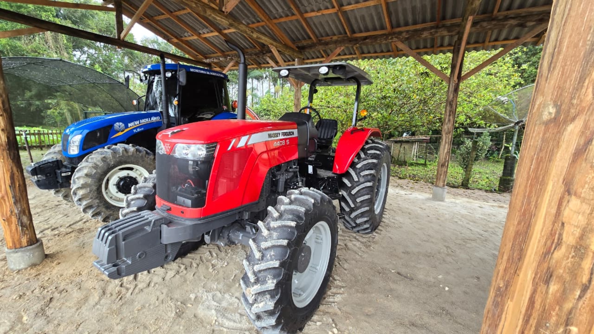 Governo de Porto Belo entrega trator para a Secretaria de Agricultura