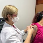 Dia D mobiliza UBS de Itapema com vacinação e ações do Outubro Rosa