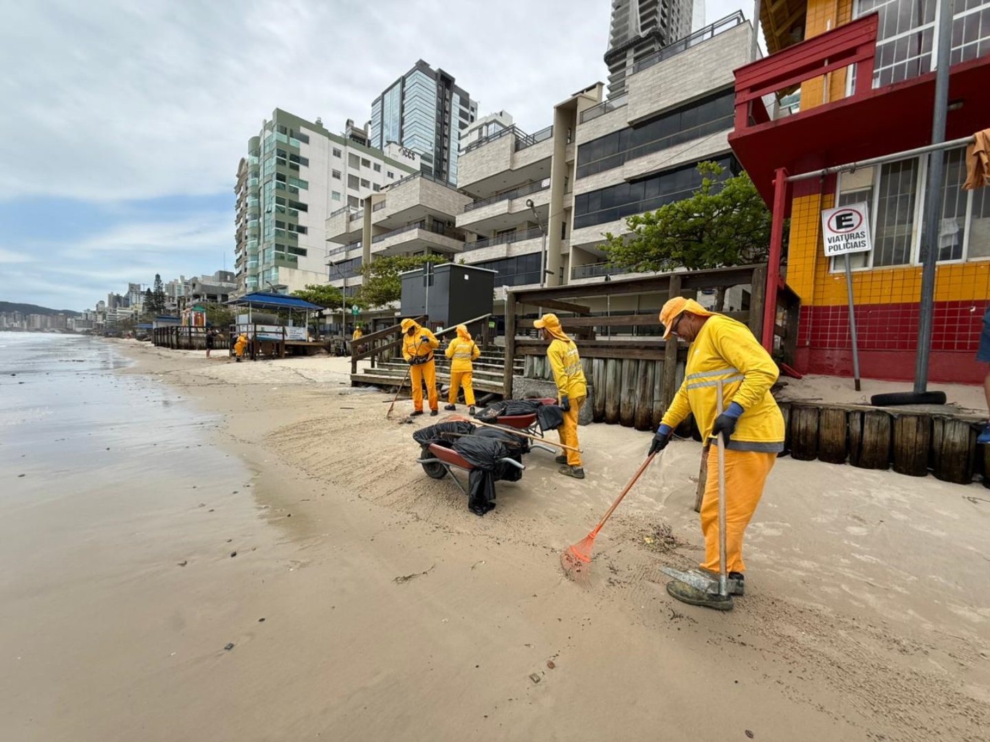 Prefeitura de Itapema realiza força-tarefa para conter impactos da ressaca na orla