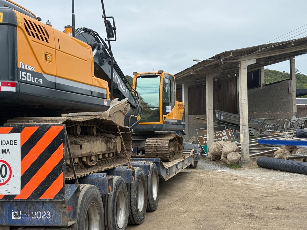 Itapema envia caminhões e retroescavadeiras para reforçar recuperação de Luiz Alves após fortes chuvas
