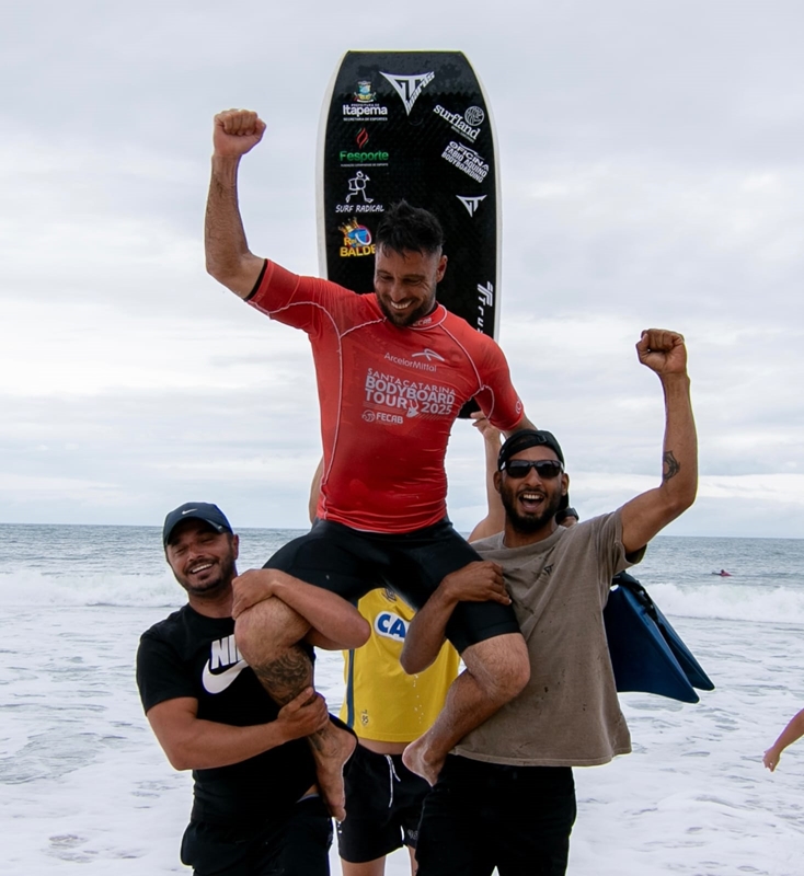 Itapemense Eder Luciano conquista título catarinense de bodyboard no Estaleirinho