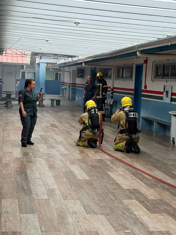 Porto Belo realiza treinamento de evacuação e combate a incêndio na Escola Nair Rebelo dos Santos